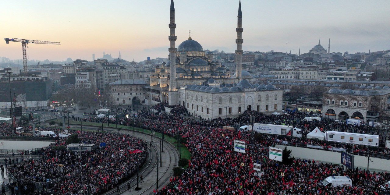 Galata Köprüsü'ne yasak: TÜGVA'ya var bize yok mu?