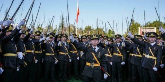 Kalan Teğmenlere 'Törene katıldınız mı' anketi