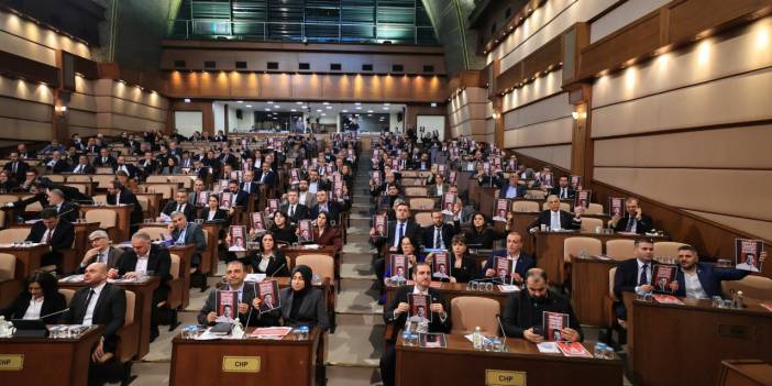 İBB Meclisi'nde Rıza Akpolat protestosu